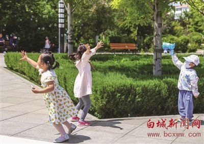 幸福笑颜满鹤乡